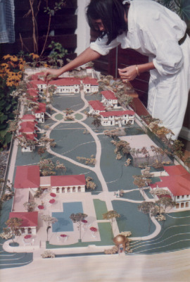 FOTO: FILIZ VON THERMANN VOR DEM MODELL DES CLUB ORIENT